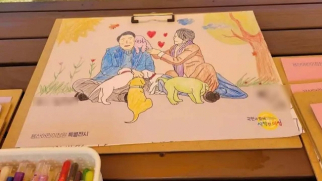 용산어린이정원에서 아이들에게 제공한 윤석열 대통령 부부의 모습이 담긴 색칠놀이 도안. 온라인커뮤니티