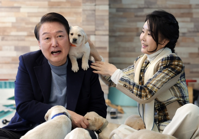 윤석열 대통령과 김건희 여사가 지난해 12월 24일 경기도 용인 삼성화재 안내견 학교에서 리트리버 강아지들과 시간을 보내고 있다. 대통령실