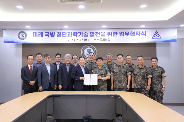 금오공대와 육군 제2작전사령부 관계자들이 협약을 체결한 후 기념촬영을 하고 있다. 금오공대 제공