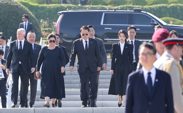 6·25 정전협정 70주년을 맞아 윤석열 대통령과 김건희 여사가 27일 부산 남구 유엔기념공원을 방문, 유엔 참전국 정부대표단과 함께 참배하고 있다. 연합뉴스