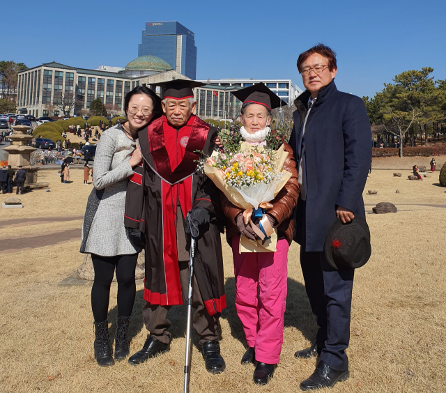 이승로 수성고량주 대표의 딸이 2년 전 경북대 로스쿨을 졸업했을 때 촬영한 사진. 왼쪽 두 번째가 이 대표의 아버지 고 이완근 씨. 이 대표는 오른쪽 첫 번째에 있다. 가족 제공.