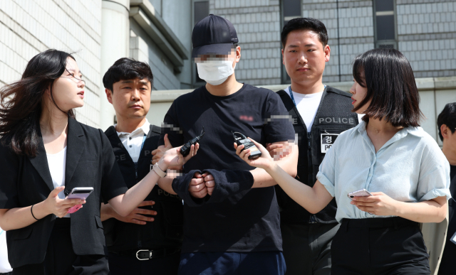 신림역에서 여성을 살해하겠다고 예고하는 글을 인터넷에 올린 20대 남성 A씨가 27일 오후 서초구 서울중앙지방법원에서 열린 구속 전 피의자심문(영장실질심사)을 마친 뒤 법원을 나서고 있다. 연합뉴스