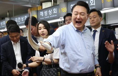 [화보] 尹대통령 '붕장어비빔밥' 먹방, 김건희 여사와 부산 자갈치시장 방문