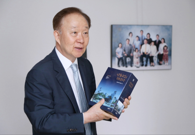 김능진 위원장이 가족사진 앞에서
