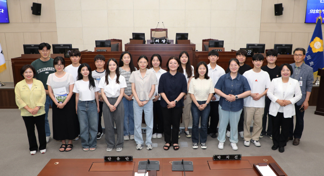 안동시 행정 인턴 대학생들이 안동시의회를 찾아 본회의장에서 기념촬영하고 있다. 안동시 제공