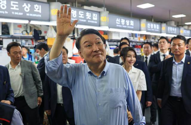 윤석열 대통령이 27일 부산 중구 자갈치시장을 찾아 상인들과 인사하고 있다. 연합뉴스