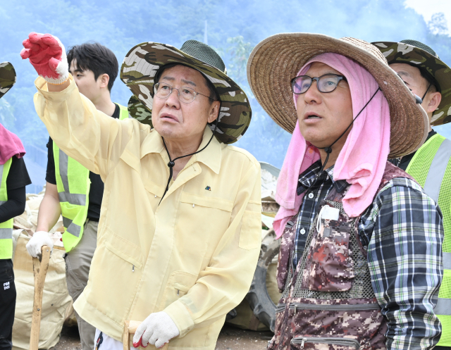 홍준표 대구시장이 24일 수해로 큰 어려움을 겪고 있는 경북 예천군 감천면 천향2리를 찾아 수해 복구 봉사활동에 나섰다. 봉사활동에는 매일 100명씩, 사흘간 모두 300여명이 투입되고 홍 시장은 오는 26일까지 사흘 동안 현장을 지킬 예정이다. 연합뉴스