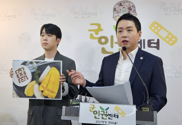 임태훈 군인권센터 소장(오른쪽)이 26일 서울 마포구 군인권센터에서 
