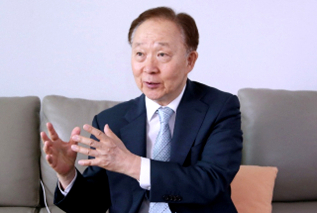 같은 안동 김씨인 김옥균 선생의 서예 편액 