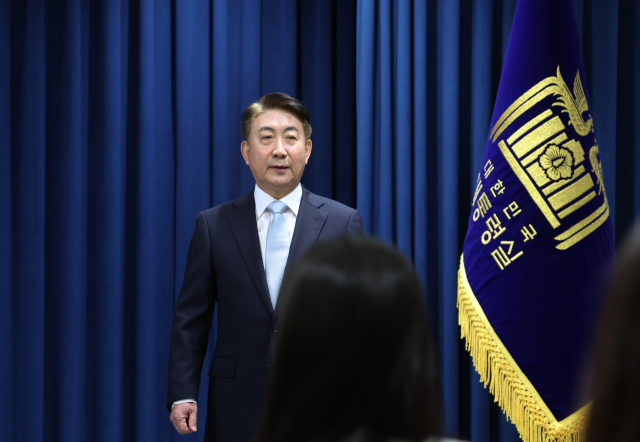 방송통신위원장 후보로 지명된 이동관 대통령 대외협력특보가 28일 서울 용산 대통령실 청사 브리핑룸에서 기자들을 바라보고 있다. 연합뉴스
