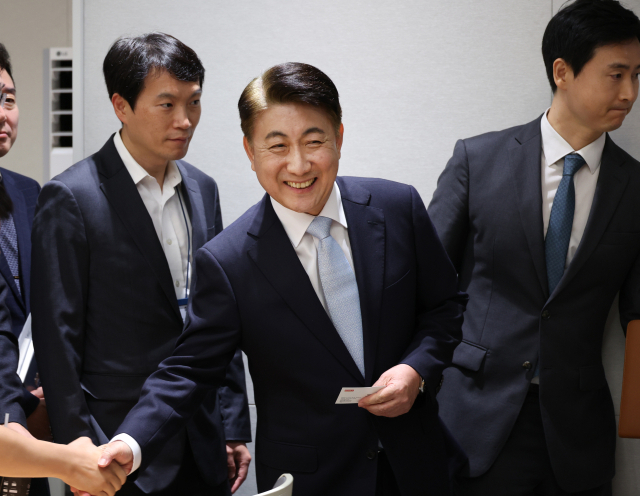 방송통신위원장 후보로 지명된 이동관 대통령 대외협력특보(오른쪽 두번째)가 지난 28일 서울 용산 대통령실 청사 브리핑룸에서 인사말을 마친 뒤 밝은 표정으로 기자들과 인사하고 있다. 연합뉴스