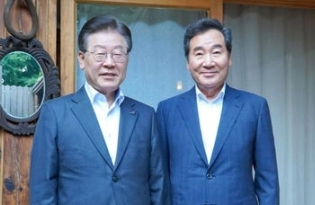 이재명 더불어민주당 대표와 이낙연 전 더불어민주당 대표가 지난 7월 서울 모처에서 저녁식사를 겸한 회동을 가졌다. 매일신문 DB