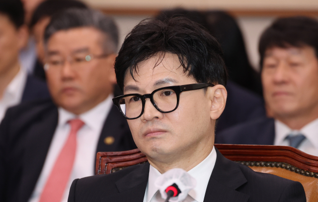 한동훈 법무부 장관이 지난달 26일 오전 서울 여의도 국회에서 열린 법사위 전체회의에서 의원 질의를 듣고 있다. 연합뉴스