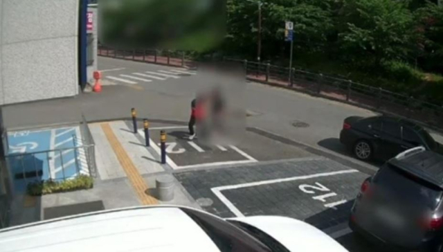 경찰서 지구대 앞에서 경차 차주 폭행하는 외제차주. 연합뉴스