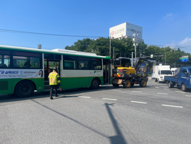 29일 오전 9시 35분쯤 경북 구미시 공단동의 한 네거리에서 시내버스가 굴착기를 추돌해 승객 다수가 부상을 입어 인근 병원으로 이송됐다. 구미소방서 제공