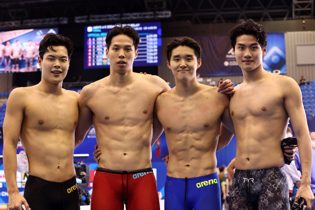 대한민국 남자 800m 계영 대표팀의 이호준, 양재훈, 김우민, 황선우(왼쪽부터). 연합뉴스