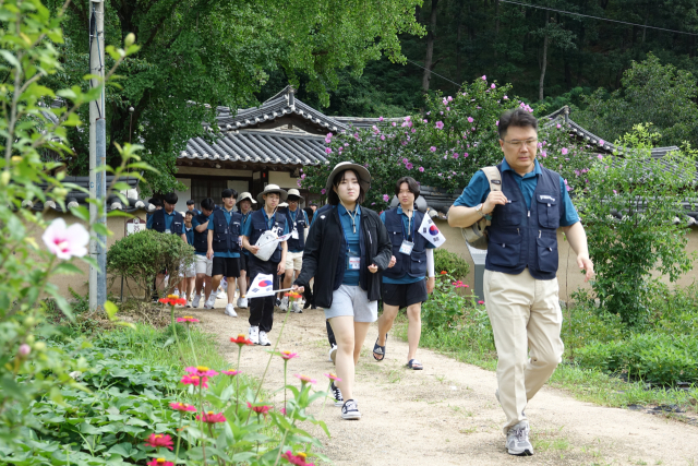 경북도교육청이 고등학생 60명으로 구성된 국내 독립운동길 순례단을 결성하고 지난 25일 경북지역 동립운동의 성지 중 하나인 내앞마을을 걷고 있다. 경북교육청 제공