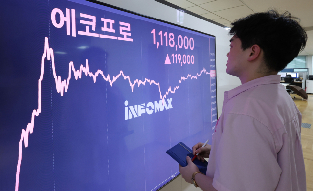 서울 종로구 연합인포맥스 전광판에 에코프로 종가 현황이 표시되고 있다. 연합뉴스