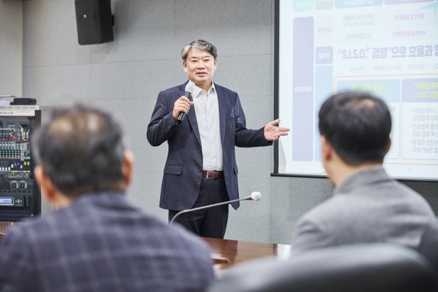 이재혁 경북개발공사 사장이 공사 임직원과 이사회를 대상으로 ESG 경영과 신재생에너지 사업의 필요성에 대해 설명하고 있다. 경북개발공사 제공