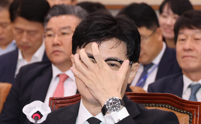 한동훈 법무부 장관이 26일 오전 서울 여의도 국회에서 열린 법사위 전체회의에서 안경을 고쳐 쓰고 있다. 연합뉴스