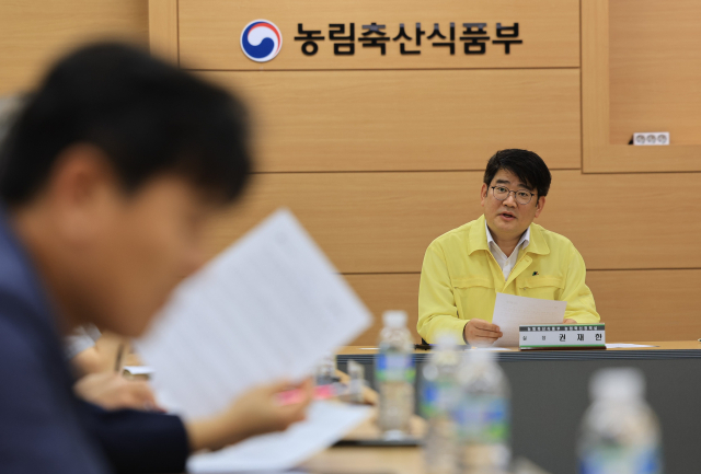권재한 농림축산식품부 농업혁신정책실장이 18일 열린 전국 호우 피해지역 침수 농기계 긴급회의에서 발언하고 있다. 연합뉴스