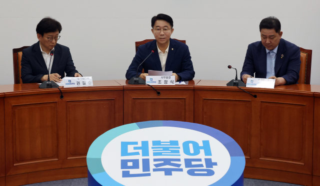 더불어민주당 조정식 사무총장이 30일 국회에서 기자간담회를 하고 있다. 왼쪽부터 권칠승 수석대변인, 조 사무총장, 김병기 수석사무부총장. 연합뉴스