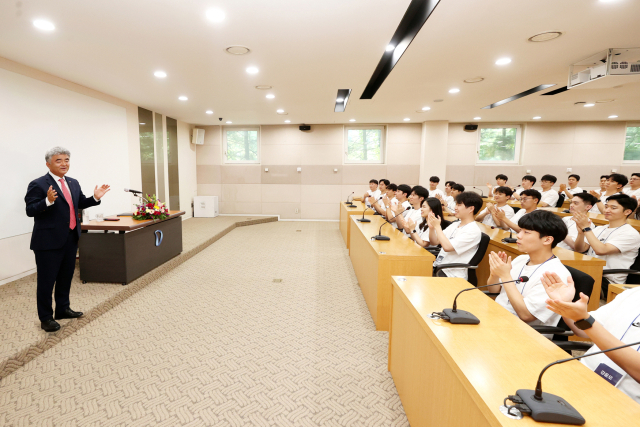 정원주 대우건설 회장이 신입사원들과 소통하고 있다. 대우건설