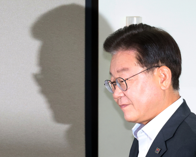 더불어민주당 이재명 대표가 31일 국회 당 사무실에서 열린 최고위 회의에 참석하고 있다. 연합뉴스