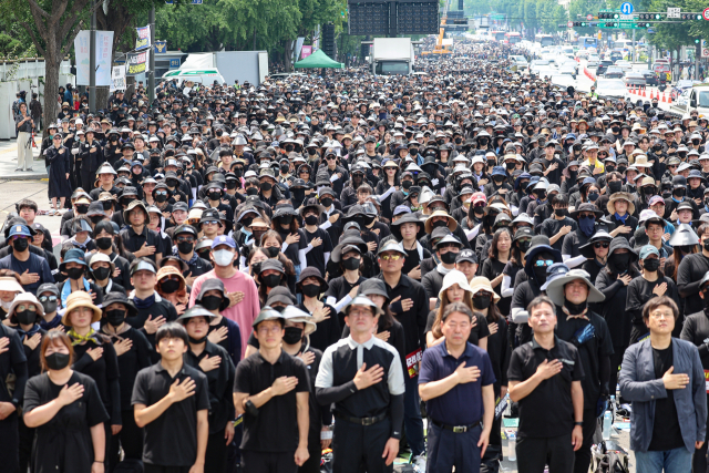 전국 각지에서 모인 교사들이 지난달 29일 서울 종로구 경복궁역 사거리 인근에서 열린 공교육 정상화를 위한 집회에 고인이 된 서이초 담임교사를 추모하기 위한 검은색 복장으로 참석하고 있다. 연합뉴스