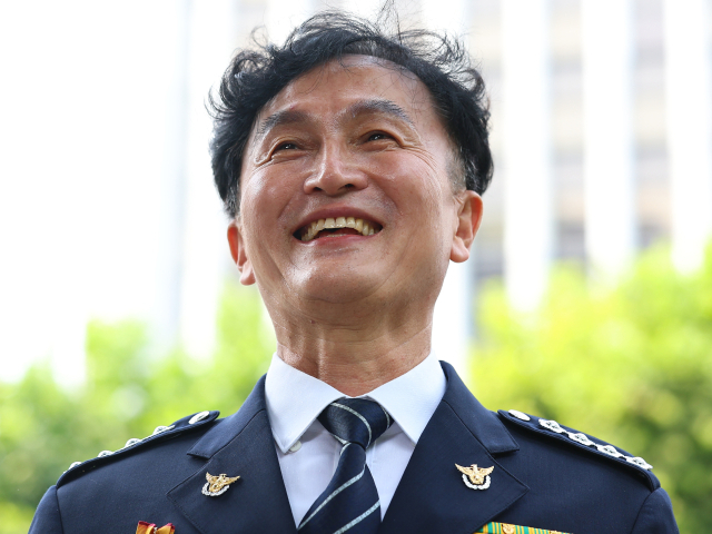 지난해 행정안전부 경찰국 신설에 반대하며 전국 경찰서장(총경) 회의를 주도했다가 정직 징계를 받고 최근 경남경찰청 112치안종합상황실 상황팀장으로 발령이 난 류삼영 총경이 31일 오전 서울 서대문구 경찰청 앞에서 사직 기자회견을 하고 있다. 연합뉴스