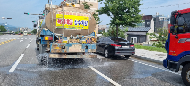 살수차가 경주 도심 한 도로에 물을 뿌리고 있다. 경주시 제공
