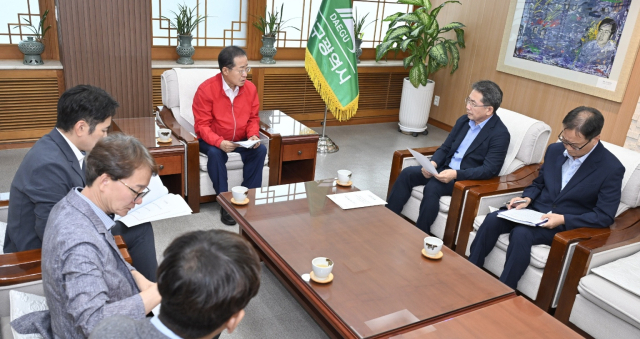 김진열 대구광역시 군위군수가 홍준표 대구시장과 만나 토지거래허가구역 해제 문제를 협의하고 있다. 군위군 제공