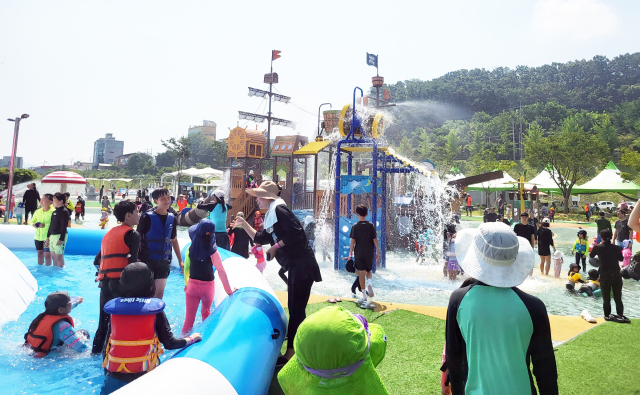 안동시가 낙동강 둔치에 마련한 야외 물놀이장 이용 인원과 시간을 늘리는 등 방문객 증가에 따라 운영 방침을 변경시켰다. 안동시 제공