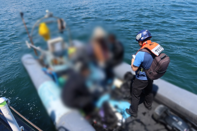 지난 29, 30일 포항해양경찰서가 관할구역인 포항~경주 해안에서 레저객들을 대상으로 불법 어업행위 불시 단속을 벌이고 있다. 포항해양경찰서 제공.