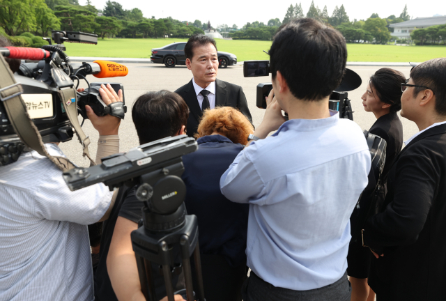 김영호 신임 통일부장관이 31일 오전 취임 후 첫 일정으로 서울 동작구 국립서울현충원에서 참배를 마친 뒤 취재진 질문에 답하고 있다. 연합뉴스