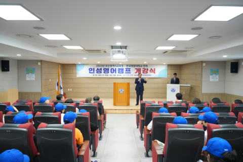 하윤수 부산교육감이 31일 한국해양대를 방문해 학생들과 소통하고 있다.