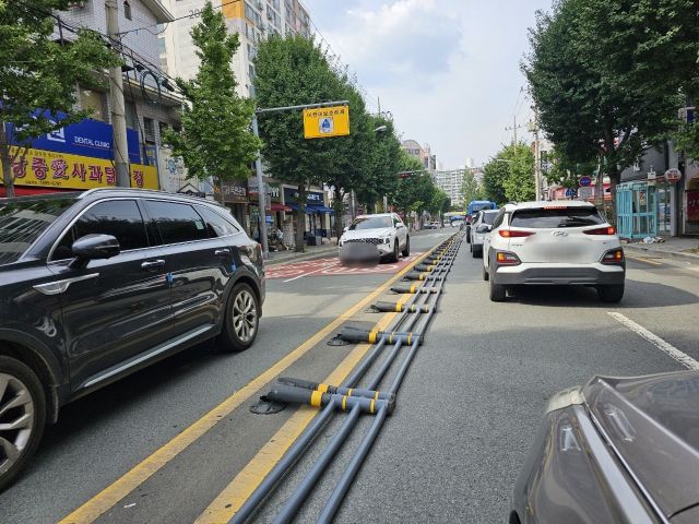 지난달 31일 오후 3시 47분쯤 대구 수성구청은 신매시장 인근 한 도로에서 중앙분리대가 쓰러졌다는 사실을 인지하고 수습에 나섰다. 독자 제공