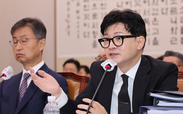 한동훈 법무부 장관이 지난 26일 오전 서울 여의도 국회에서 열린 법사위 전체회의에서 의원 질의에 답변하고 있다. 연합뉴스