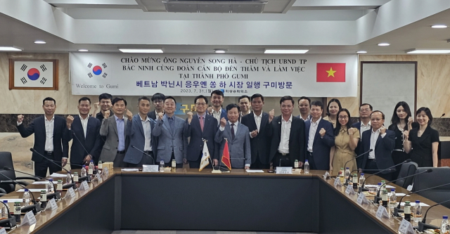 지난달 31일 구미상공회의소 관계자와 응우옌 쏭 하 베트남 박닌시장 일행이 경제교류 간담회를 가진 뒤 기념촬영을 하고 있다. 구미상의 제공