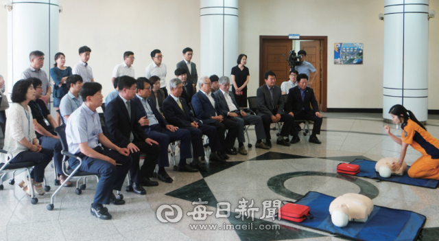 경산시의회 시의원들과 사무국 직원들이 지난 2006년 9월 1층 로비에서 심폐소생술을 배우고 있다. 경산시의회 제공