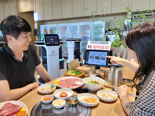 달성군의 한 식당에서 고객들이 키오스크로 음식을 주문하고 있다. KT대구경북본부 제공.