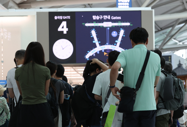 지난달 28일 오전 인천국제공항 제1터미널 출국장 앞에서 이용객들이 줄을 서고 있다. 연합뉴스
