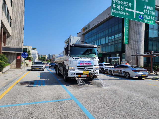 울진군이 폭염으로 인한 열섬현상을 완화시키기 위해 살수차를 운영하고 있다. 울진군 제공
