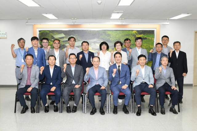 추경호 경제부총리 겸 기획재정부 장관이 1일 국회의원 당선 이후 처음으로 달성군청을 방문해 최재훈 달성군수 등 군청 공무원들과 기념사진을 찍었다. 달성군의회 제공.