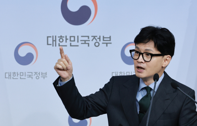 한동훈 법무부 장관이 18일 정부서울청사 별관에서 엘리엇 국제투자분쟁(ISDS) 사건 판정 후속 조치 관련 내용을 발표한 뒤 취재진의 질문에 답하고 있다. 국제상설중재재판소는 지난달 20일 한국 정부가 삼성물산과 제일모직 합병 과정에서 한미 자유무역협정(FTA)을 위반했다는 엘리엇 측 주장 일부를 인용, 우리 정부에 5천358만6천931달러(약 690억원·달러당 1,288원 기준)와 지연이자를 지급하라고 판정했다. 연합뉴스