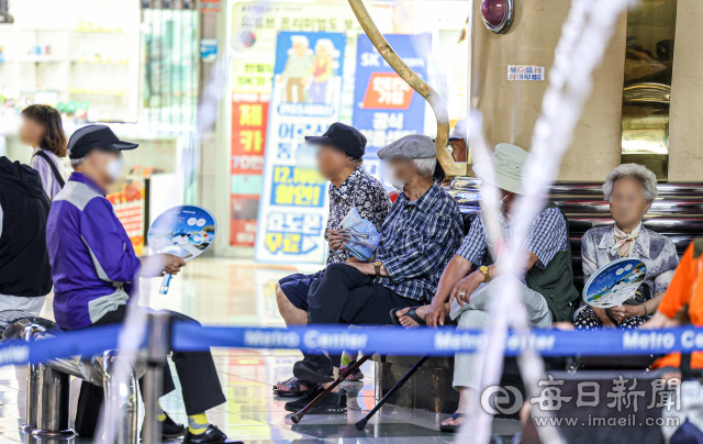 폭염이 이어진 1일 대구 중구 반월당 지하상가 메트로센터에서 어르신들이 더위를 피해 휴식을 취하고 있다. 안성완 기자 asw0727@imaeil.com