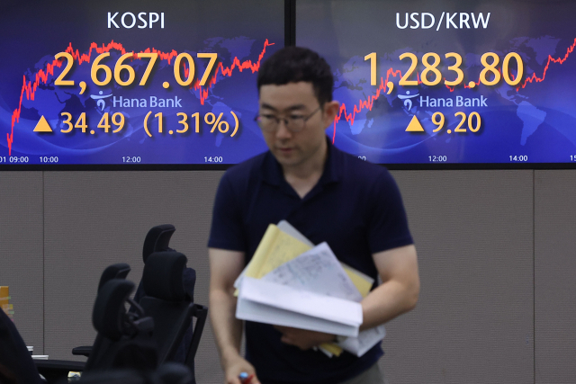 1일 오후 서울 중구 하나은행 딜링룸에서 딜러들이 업무를 보고 있다. 이날 원/달러 환율은 9.2원 오른 1,283.8원으로 마감했다. 연합뉴스