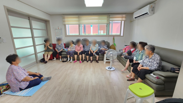 지난달 31일 오후 3시쯤 방문한 대구 서구 장수경로당. 더위를 피해 모인 이들은 여러 명이 모인 오후에는 에어컨을 켜두지만 오전에는 잘 틀지 않는다고 전했다. 윤수진 기자