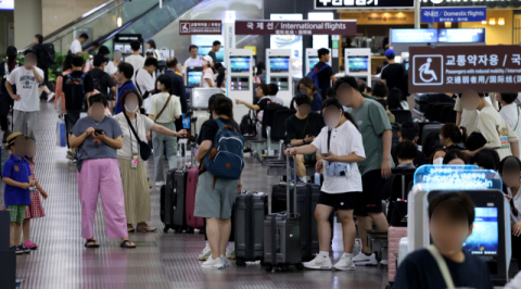 본격적인 여름 휴가철인 지난 1일 오후 대구국제공항이 여행객들로 붐비고 있다. 김영진 기자 kyjmaeil@imaeil.com