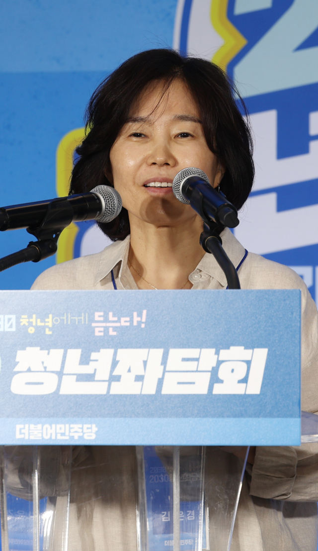 더불어민주당 김은경 혁신위원장이 30일 성동구의 한 카페에서 열린 2030 청년좌담회에서 인사말을 하고 있다. 연합뉴스